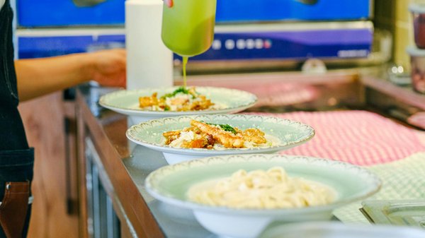 How Does British Fashion Influence Global Trends in Women's Clothing?